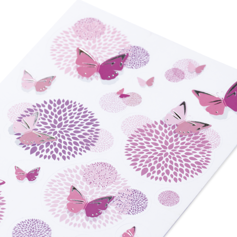 Bunte Schmetterlinge in verschiedenen Größen und Formen auf einem weißen Hintergrund, umgeben von lila und rosa Kreisen.