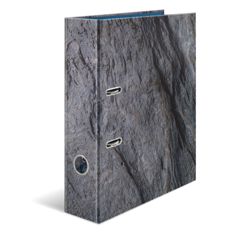 Ein grauer Ordner mit einer strukturierten Oberfläche und zwei Metallringen zur Ablage von Dokumenten.