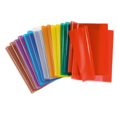 Bunte Kunststoffhüllen in verschiedenen Farben, angeordnet in einer Reihe. Ideal für Dokumente oder Präsentationen.