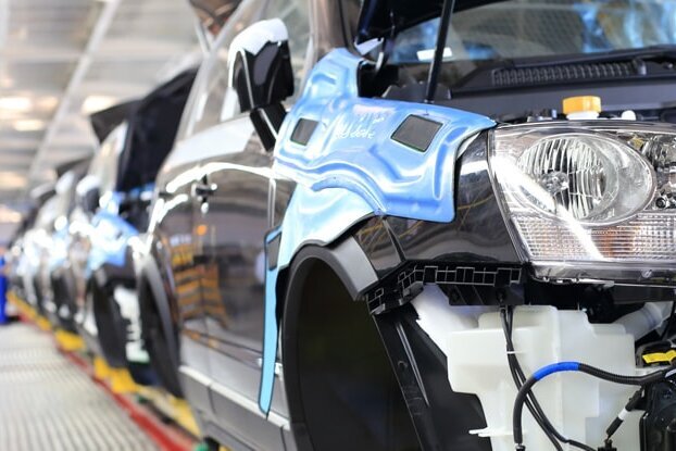 Karroseriefertigung am Band in der Automobilindustrie, Querformat