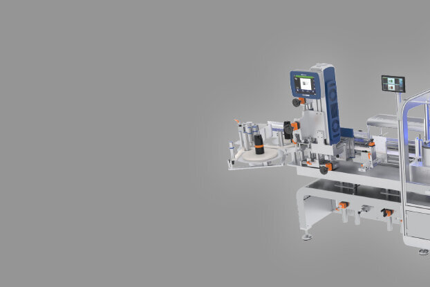 Automatisierte Produktionsmaschine mit Förderband, Steuerungseinheit und verschiedenen mechanischen Komponenten zur Verarbeitung von Materialien.