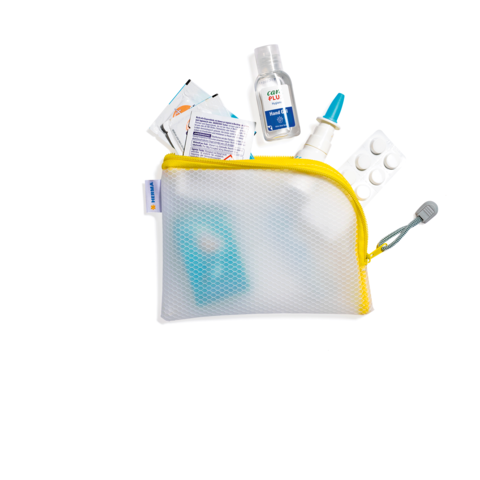Ein durchsichtiger Beutel mit gelbem Reißverschluss, gefüllt mit Desinfektionsmittel, Pflastern, einer Pipette und Tabletten.