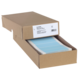 Eine geöffnete Kartonverpackung mit blauen Etiketten, die ordentlich gestapelt sind. Die Verpackung enthält Informationen über das Produkt.
