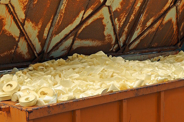 Container mit Trägerpapierabfall, Müll vermeiden mit HERMA InNo-Liner-System (ohne Bildtext), Querformat