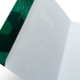 Grüner Umschlag mit geometrischem Muster, innen leer und unbeschriftet.
