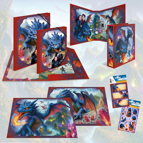Bunt gestaltete Ordner und Heftumschläge mit einem blauen Drachen, der Feuer speit, umgeben von Kristallen und einer Burg.