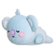 Kuscheliger, blauer Koala-Plüsch mit geschlossenen Augen und einem lächelnden Gesicht, auf einer flachen Oberfläche liegend.