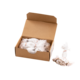 Eine geöffnete Kartonbox mit mehreren kleinen, verpackten Gegenständen und einem Bündel von ähnlichen Gegenständen daneben.
