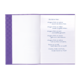 Ein offenes Notizbuch mit handschriftlichem Text über eine kleine Hexe und ihre Aktivitäten am Morgen. Die Seiten sind liniert und farblich gestaltet.