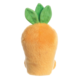 Ein weiches, orangefarbenes Plüschtier in Form einer Karotte mit grünen Blättern oben.