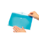 Eine Person hält eine transparente, blaue Mappe mit einer Klappe und einem Druckknopf in der Mitte.