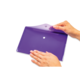 Eine Person hält eine lila Klarsichthülle mit einer Hand und öffnet sie mit der anderen Hand.