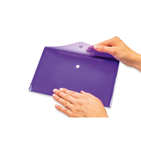 Eine Person hält eine lila Klarsichthülle mit einer Hand und öffnet sie mit der anderen Hand.