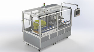 Automatisierte Maschine mit transparenten Wänden, Steuerungseinheit und Arbeitsfläche, geeignet für industrielle Anwendungen.