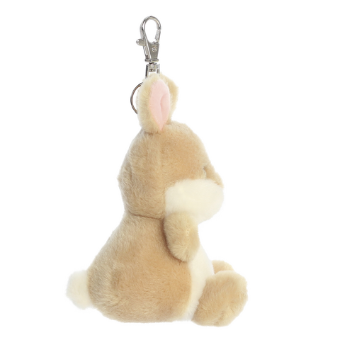 Kuscheliger, brauner Schlüsselanhänger in Form eines Hasen, mit einem weißen Bauch und rosa Ohren, von hinten sichtbar.