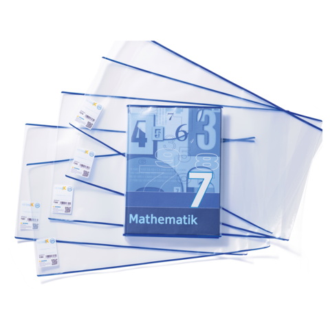 Ein Mathematikbuch mit der Aufschrift "Mathematik 7" und mehrere transparente Hüllen mit blauen Streifen.