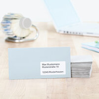 Langes Adressetikett auf Briefumschlag