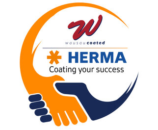 Logo von Wausau Coated mit den Worten "HERMA" und "Coating your success", umrahmt von zwei Händen in verschiedenen Farben.