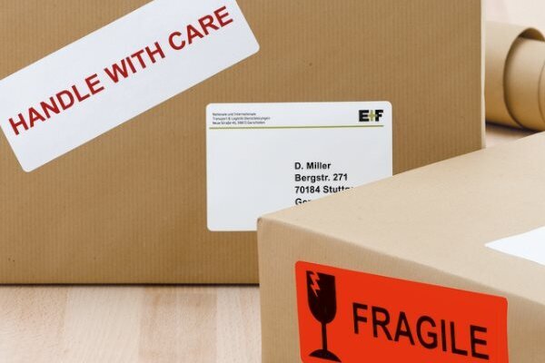 Mit Versandetiketten gekennzeichnete Pakete