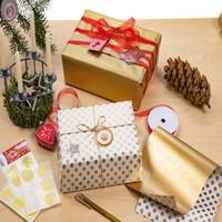 Geschenkesticker auf Weihnachtsgeschenken