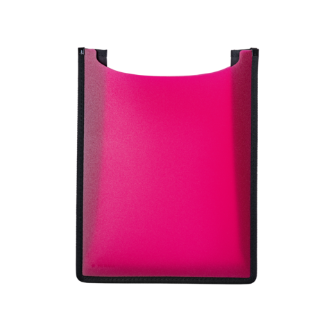 Ein pinkfarbener, transparenter Ordner mit schwarzem Rand, geeignet zum Aufbewahren von Dokumenten oder Notizen.