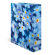Ein Ordner mit einem blauen Blumenmuster, das aus kleinen, hellblauen Blüten mit gelben Mittelpunkten besteht.