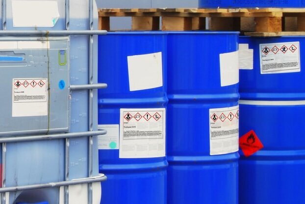 HERMA Gefahrgutetiketten auf blauen Stahlfässern und Bigpacks, Querformat