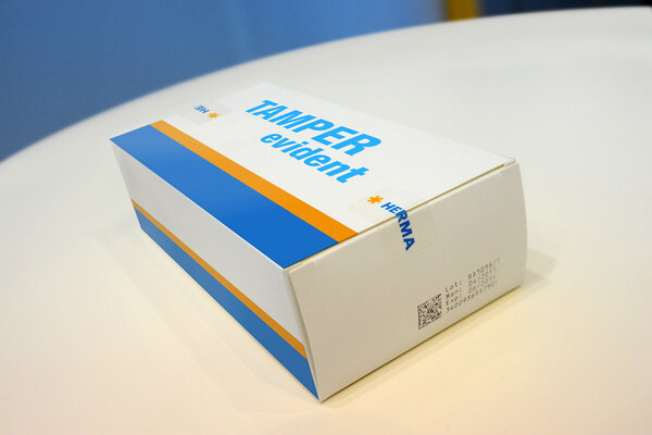 Verpackung mit der Aufschrift "TAMPER evident" in Blau und Orange, hergestellt von HERMA.