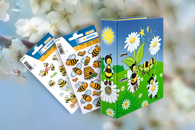 Eine Hummel sitzt auf einer blühenden Kirschblüte, während daneben ein Set mit Aufklebern und Illustrationen von Insekten und Blumen zu sehen ist.