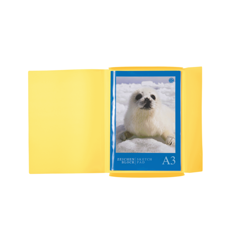 Ein gelbes Skizzenbuch mit einem Cover, das ein niedliches Robbenbaby zeigt, liegt offen. Das Format ist A3.