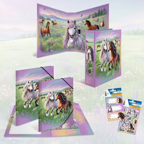Bunt gestaltetes Schulmaterial mit Pferdemotiven, einschließlich Mappen, Notizblöcken und Aufklebern, in einer grünen Wiesenlandschaft.