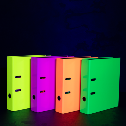 Bunte Ordner in Neonfarben (grün, lila, orange, gelb) stehen nebeneinander auf einer dunklen Oberfläche.