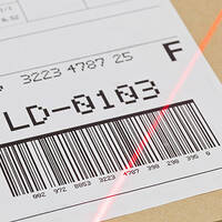 Barcode auf Versandetikett mit roter Scannerlinie