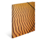 Sanddünen mit wellenförmigen Mustern in warmen Gelbtönen, die die Textur und Struktur der Oberfläche betonen.