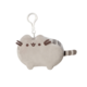 Kuscheliger Schlüsselanhänger in Form einer Katze mit grauem Fell und Streifen, ausgestattet mit einem Karabinerhaken.