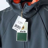 Anwendungsbild Preisetikett zur Warenauszeichnung an Regenjacke