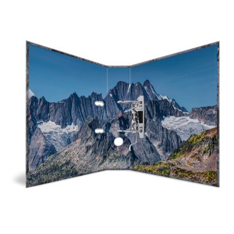 Eine geöffnete Mappe mit einem Bergpanorama, das schneebedeckte Gipfel und grüne Hänge zeigt.