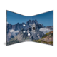 Eine geöffnete Mappe mit einem Bergpanorama, das schneebedeckte Gipfel und grüne Hänge zeigt.