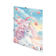 Ein Einhorn mit lockigem, rosa Haar schläft in einer Wolkenlandschaft, umgeben von Herzen und einem Regenbogen im Hintergrund.