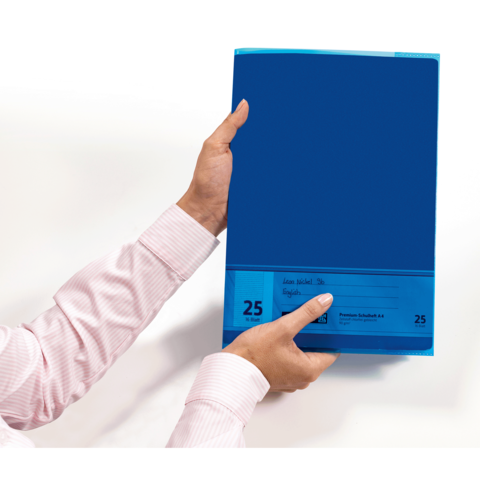 Eine Person hält einen blauen Ordner mit einer Beschriftung, die "25" und "Englisch" zeigt. Der Ordner hat eine transparente Vorderseite.