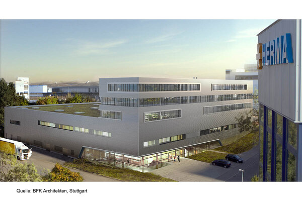 Moderne Bürogebäude mit großen Fenstern und einer geschwungenen Fassade, umgeben von Grünflächen und Parkplätzen.