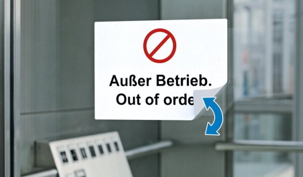 Ablösbares Etikett mit Aufdruck "Außer Betrieb" an Aufzugtür