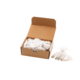 Eine offene Kartonbox mit weißen Schnüren oder Fäden, die ordentlich gestapelt sind, und einige lose Schnüre daneben.