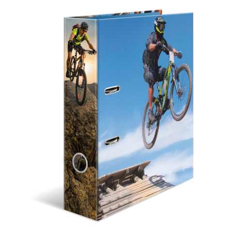 Ein Ordner mit Bildern von Mountainbikern, die über Felsen springen und auf Holzplanken fahren, vor einem blauen Himmel.