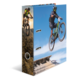 Ein Ordner mit Bildern von Mountainbikern, die über Felsen springen und auf Holzplanken fahren, vor einem blauen Himmel.