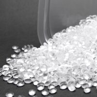 Nachhaltige Etiketten: Recycling-Granulat (Recyclat), vor einem Behälter, Grundmaterial für HERMA Folienetiketten, PE und PP