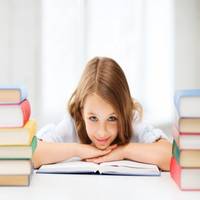 Schulkind zwischen Schulbüchern