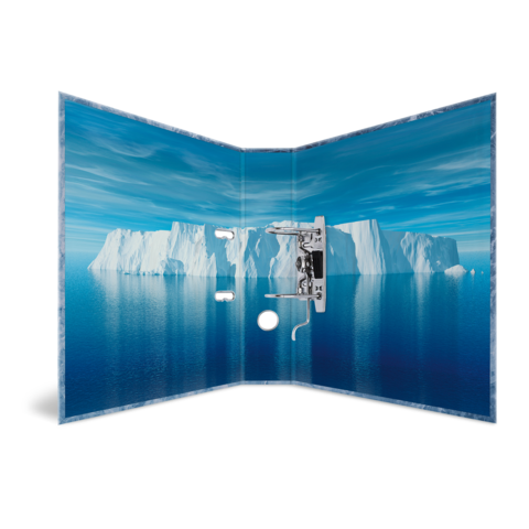 Eine geöffnete Tür mit einer Landschaft von Eisbergen und ruhigem Wasser im Hintergrund, die eine kühle, maritime Atmosphäre vermittelt.