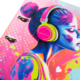 Bunte Grafik einer Frau mit Kopfhörern, die in Musik vertieft ist, umgeben von lebhaften Farben und abstrakten Mustern.