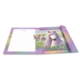 Ein offenes Notizbuch mit einem fantasievollen Pferd mit lila Mähne und mehreren Tieren im Hintergrund, umgeben von einer grünen Wiese.